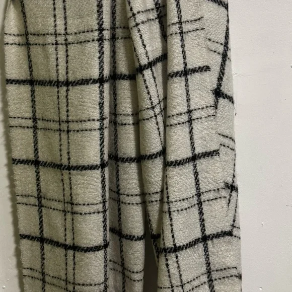 Banana Republic Plaid Knit Scarf in white  and Black - Picture 2 of 9